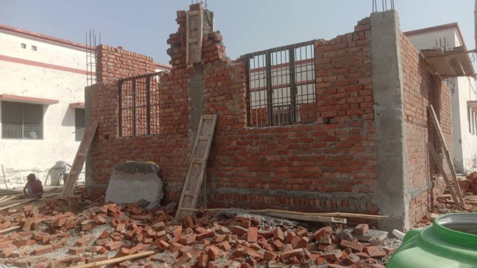 falling wall of PHC under construction in Agra after being Mother and daughter injured