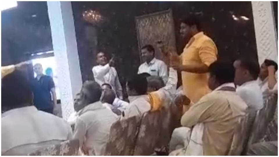 Uproar in the meeting of BJP MP Ranjita Koli in Bharatpur Rajasthan