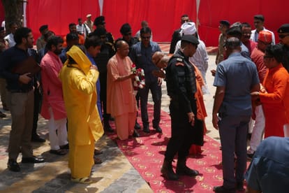 CM Yogi holds tiffin meeting with BJP workers in Varanasi gala dinner with G20 guests