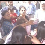 महिला पर्यटकों में चले लात-घूंसे