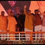 जनता का अभिवादन करते सीएम योगी और केंद्रीय मंत्री नितिन गडकरी।