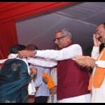 बीजेपी में प्रवेश कराते ओम माथुर