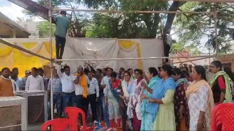 पटवारियों पर प्रशासन का एक्शन: धरना स्थल से उखाड़े पंडाल, घरों के बाहर नोटिस चस्पा; 15 मई से हैं हड़ताल पर