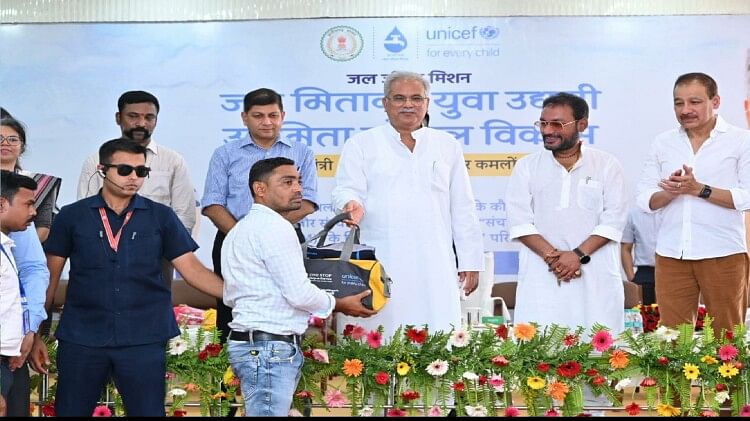 जल मितान-युवा उद्यमी: सीएम भूपेश ने कहा- जनता की मूलभूत सुविधाओं में भागीदार बनेंगे जल मितान, बांटे गए टूल किट