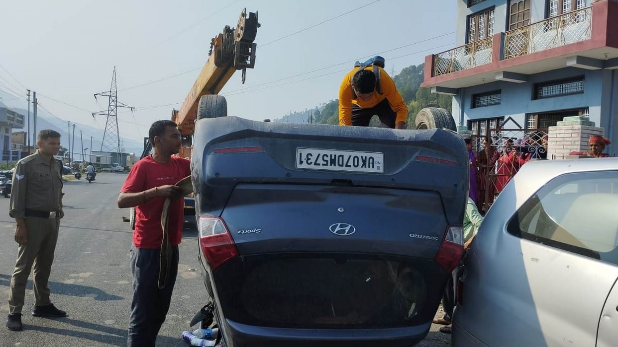 Accident on Rishikesh-Gangotri Highway doctors car met with an accident injured tehri Uttarakhand news