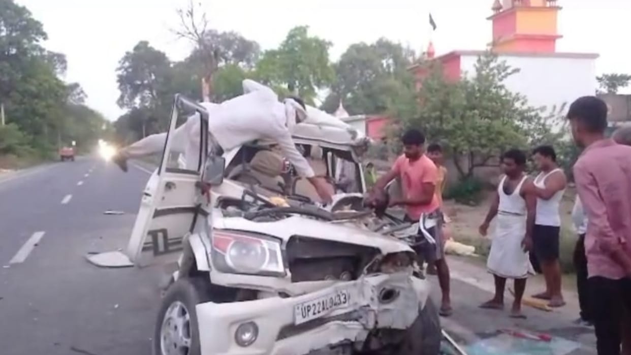 A bolero clashed with a truck standing on road side, many injured.
