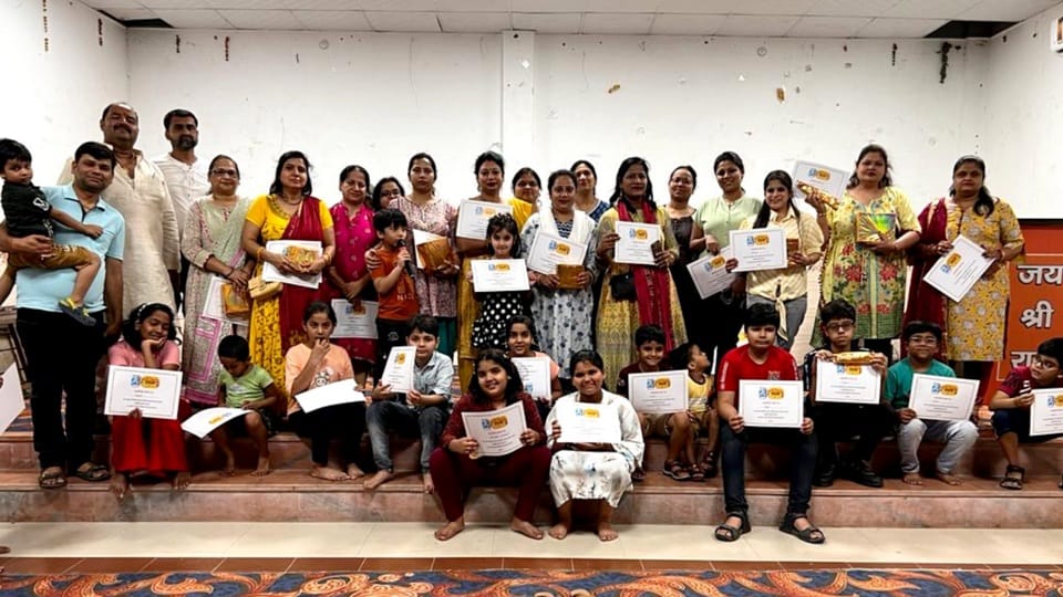Amar Ujala Fun tastic evening children dance with their mother to the tunes of music