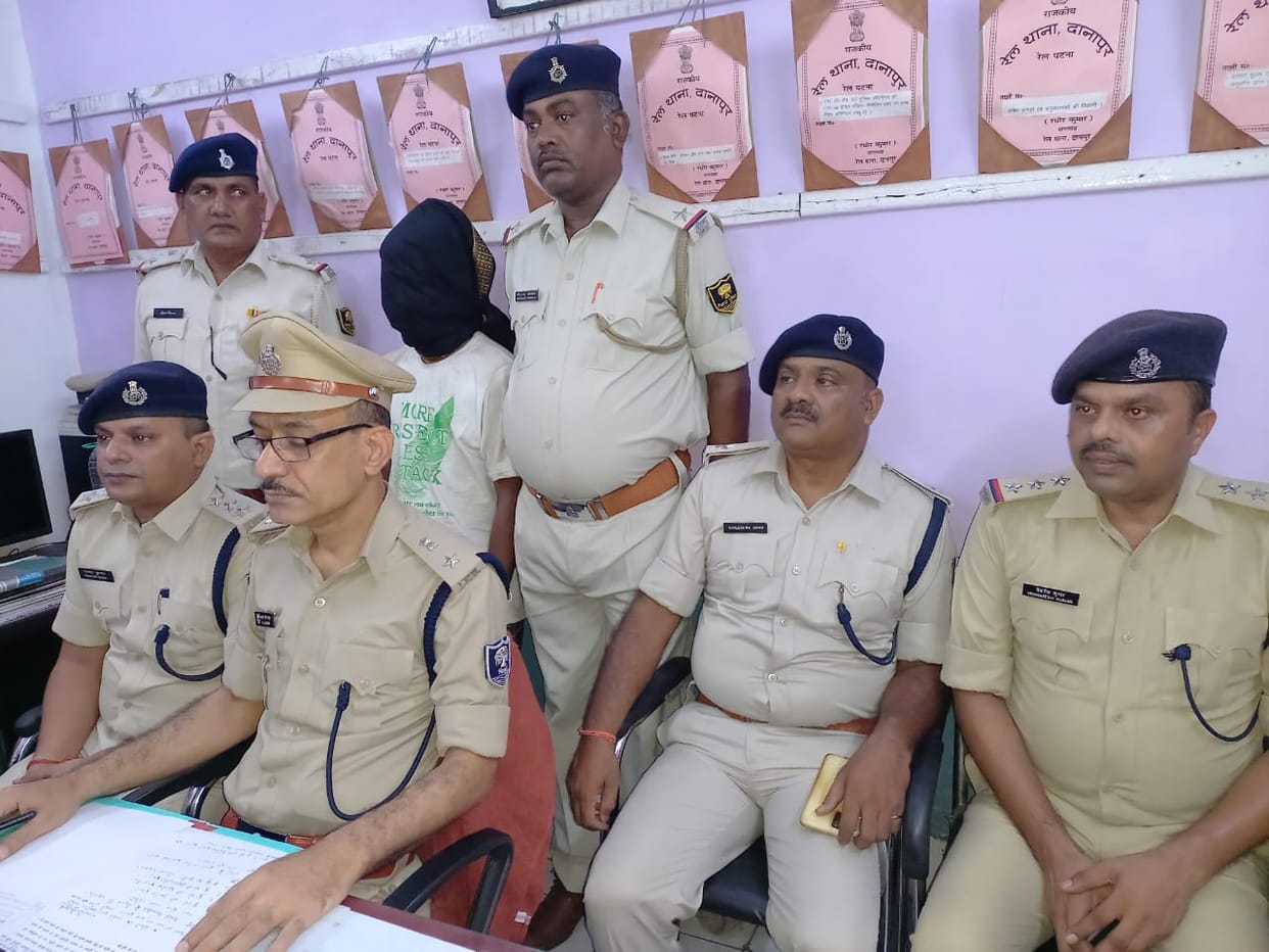 Bihar: Seeing the woman doing obscene act at the station, the police caught