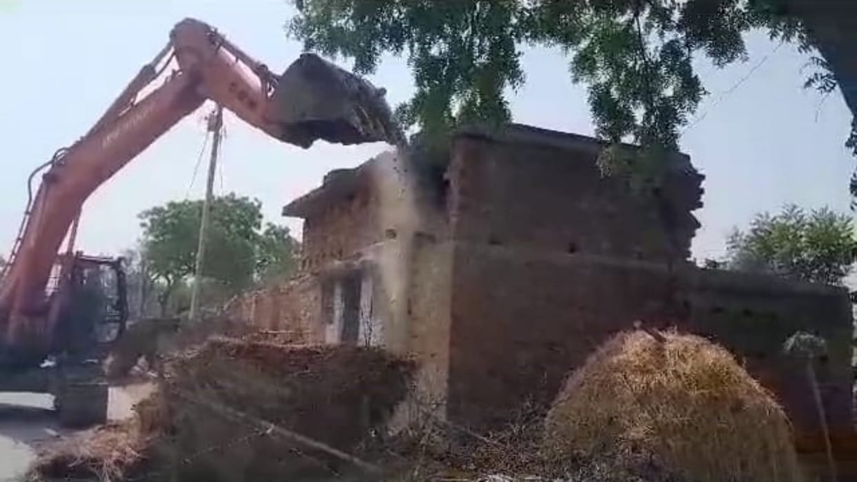 Bulldozers run over houses of Mahadalits in Aurangabad; A dozen families of Mundwa village became homeless