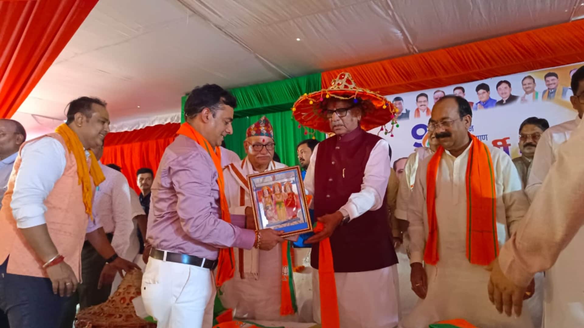 धमतरी में भाजपा प्रदेश प्रभारी ओम माथुर को पदाधिकारियों ने पहनाई छत्तीसगढ़ी टोपी और दी भेंट।