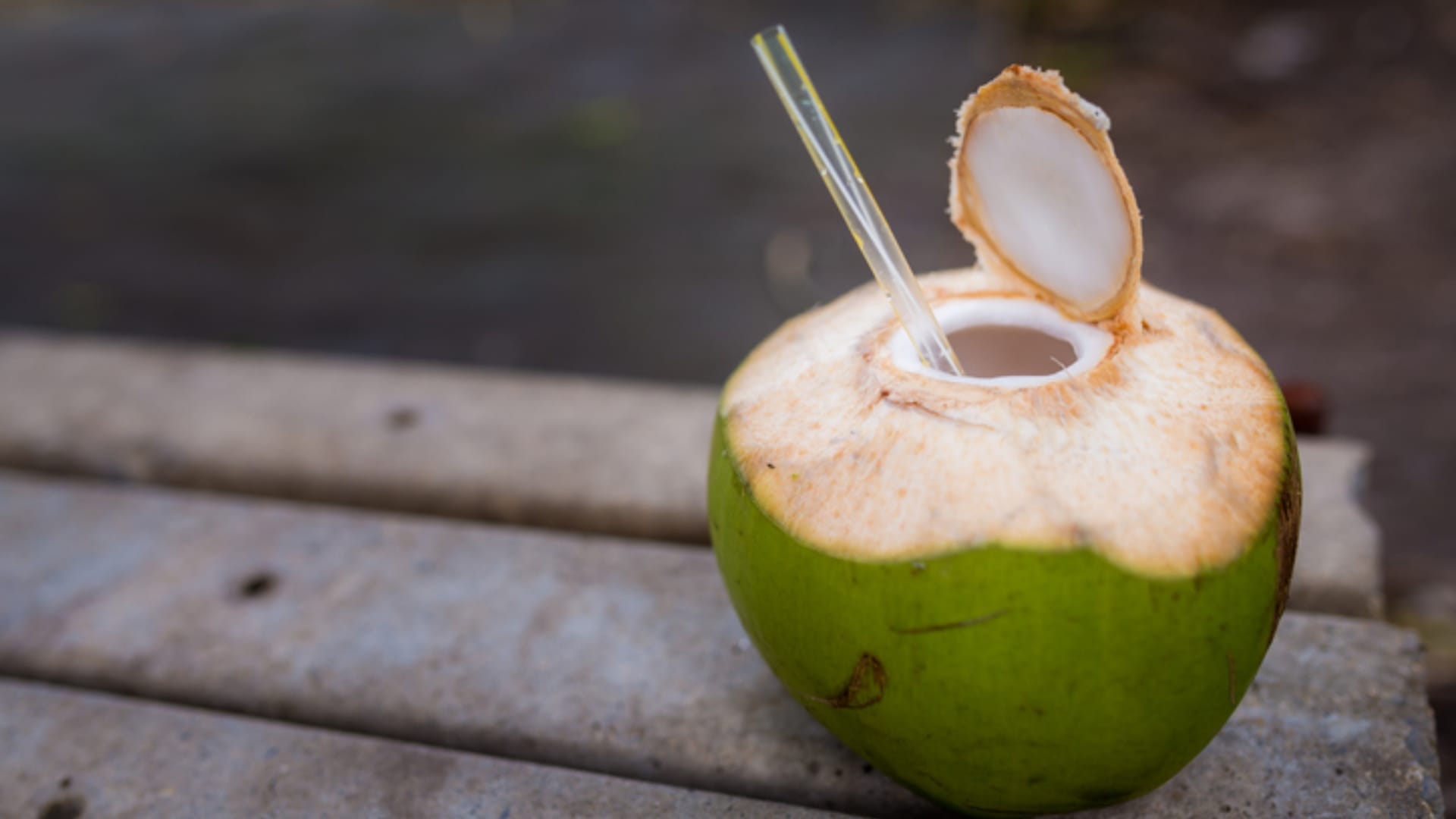 where does coconut water come from know in hindi jane nariyal me pani kaise aata hai