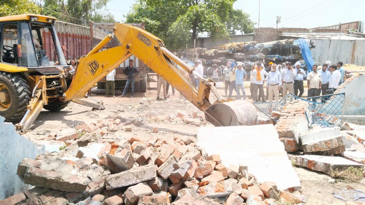 Police bulldozer on possession of mafia Ajit Shahi in Gorakhpur