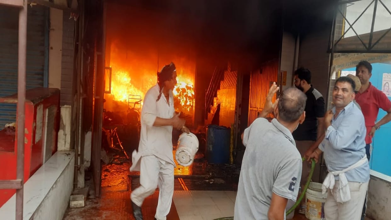 Fierce fire in tent shop and house in Loni ghaziabad many women died many saved lives by jumping from roof