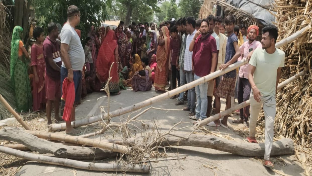 Innocent child died after being hit by private school van in Darbhanga, angry people blocked road