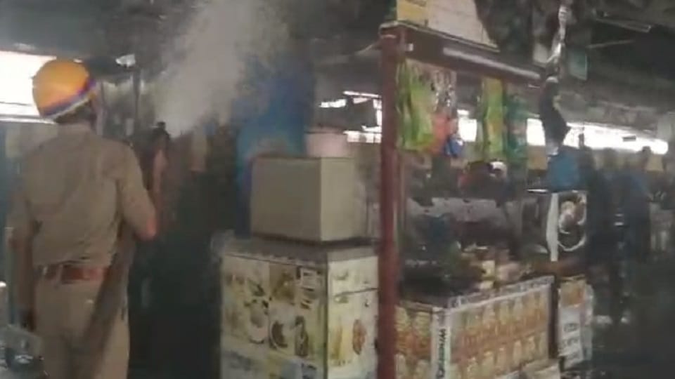 Fire broke out in the catering stall at Kanpur Central Railway Station