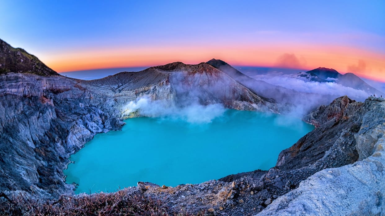 Mysterious Lake: Kawah Ijen Lake Water Turns Blue At Night Know the interesting facts in hindi
