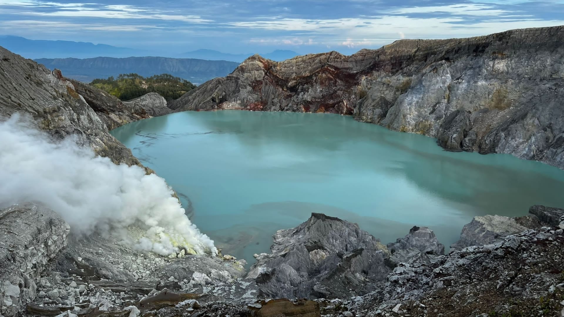 Mysterious Lake: Kawah Ijen Lake Water Turns Blue At Night Know the interesting facts in hindi