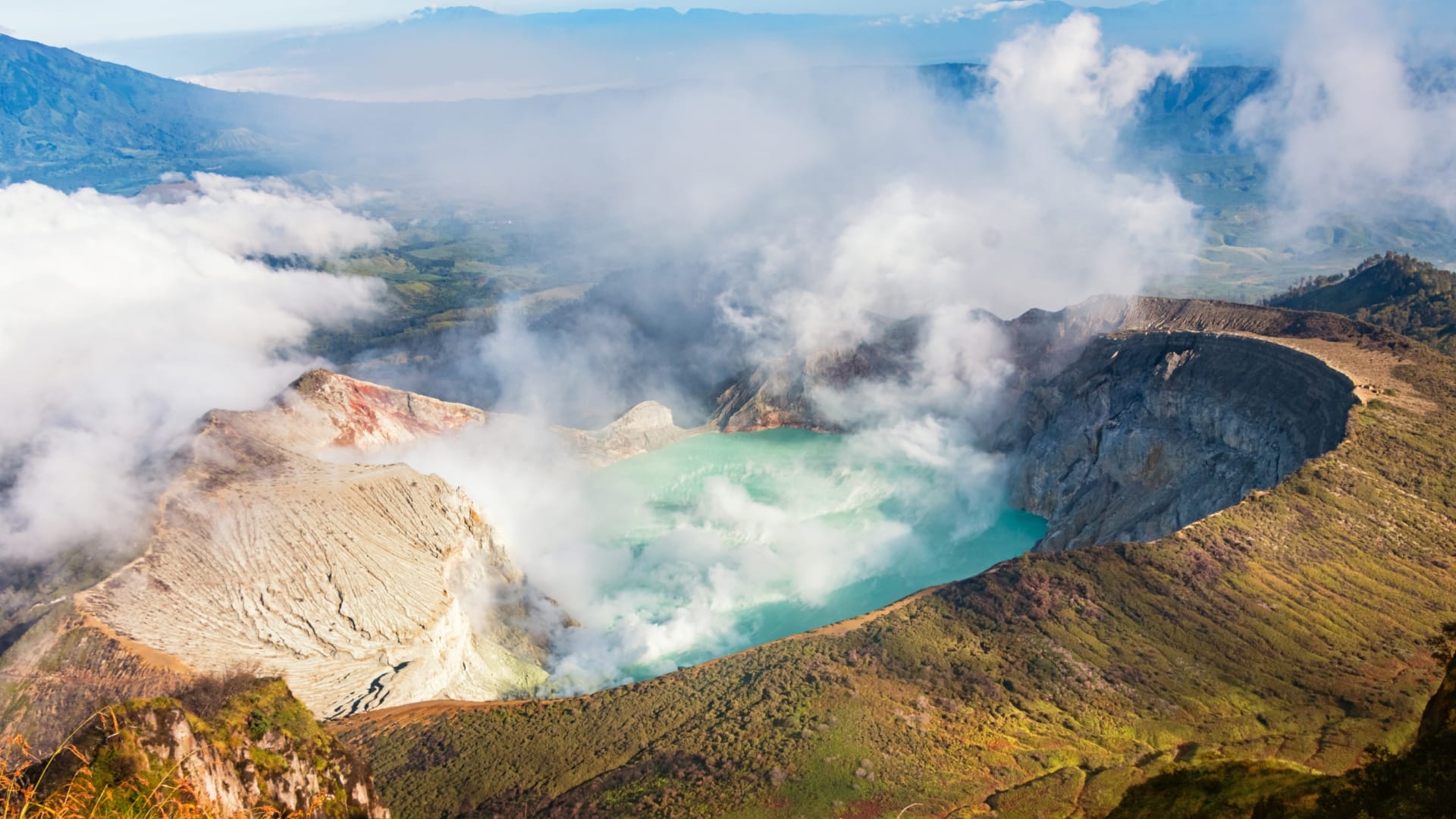 Mysterious Lake: Kawah Ijen Lake Water Turns Blue At Night Know the interesting facts in hindi