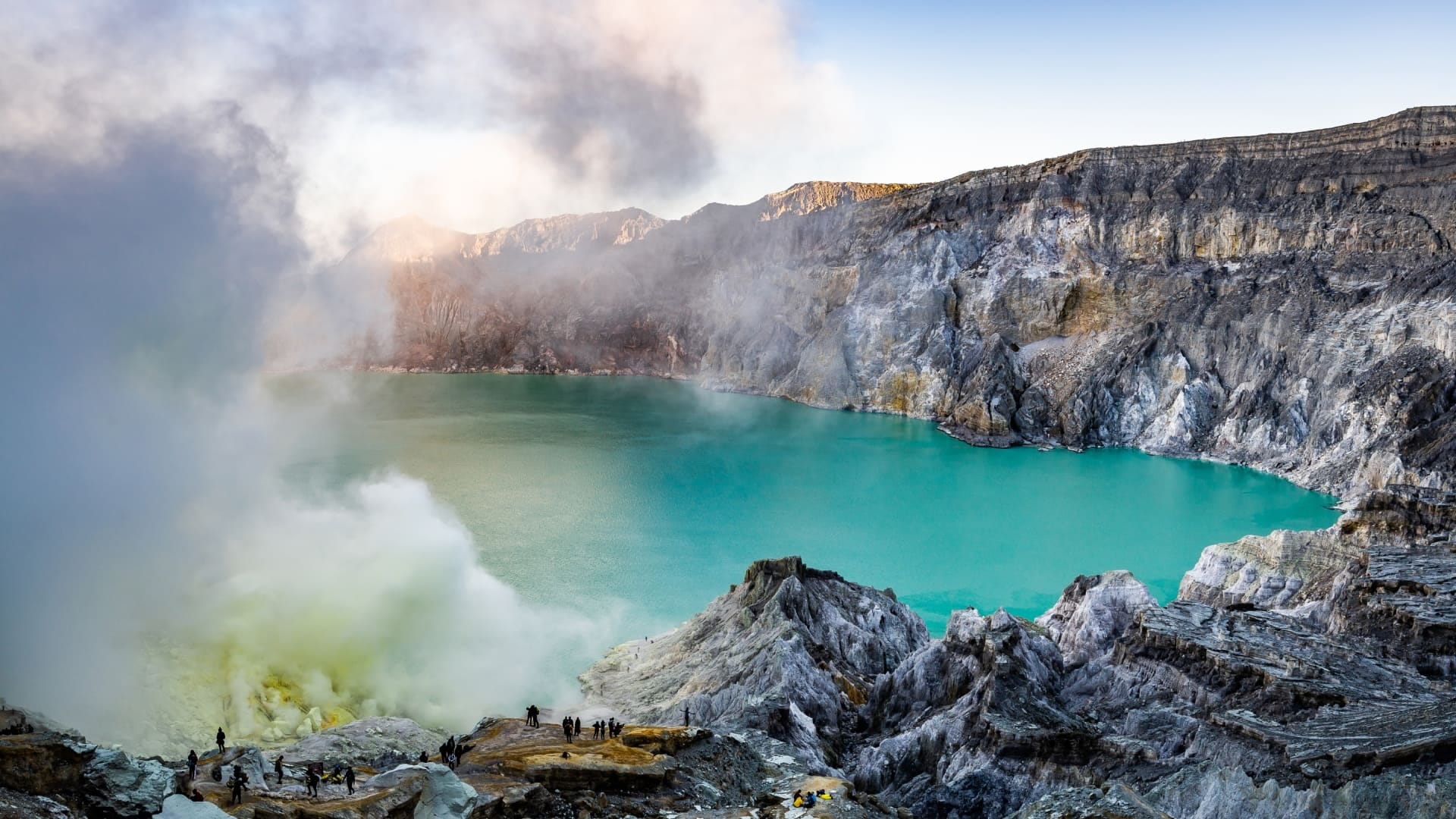 Mysterious Lake: Kawah Ijen Lake Water Turns Blue At Night Know the interesting facts in hindi