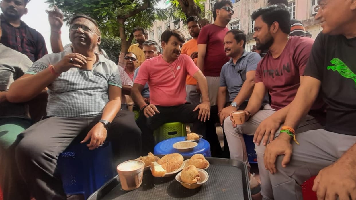 Manoj Tiwari met people during morning walk at Botanical Garden in Lucknow