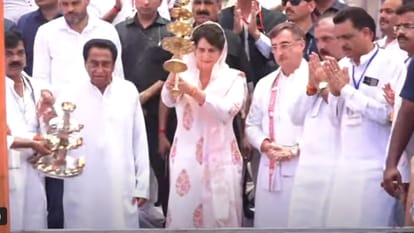 मां नर्मदा का पूजन करती प्रियंका गांधी