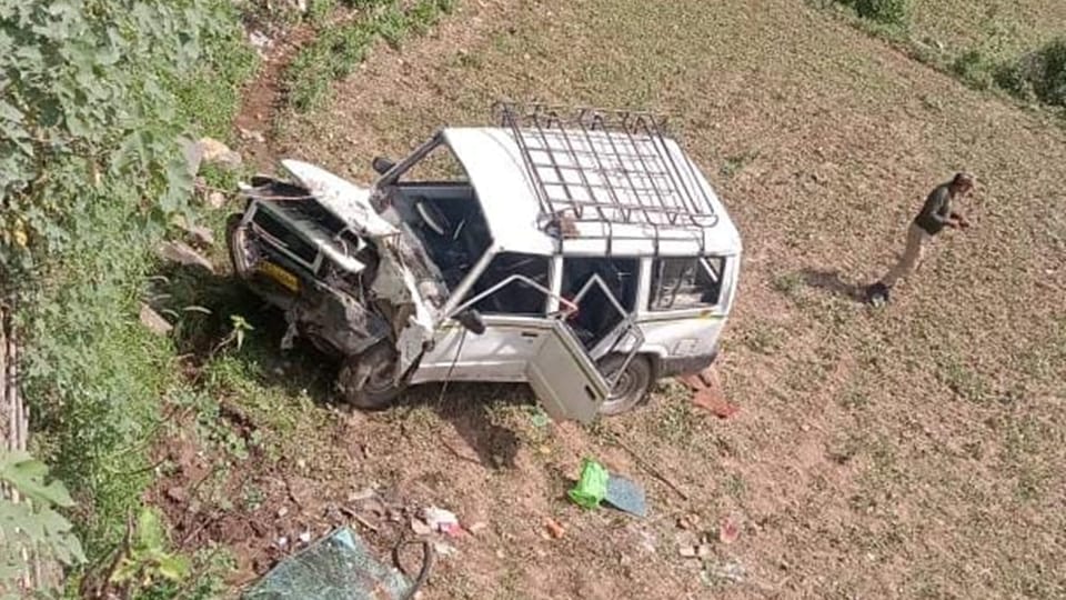 Poonch Accident: Tata Sumo crashes in Mendhar Poonch 11 people injured hospitalized