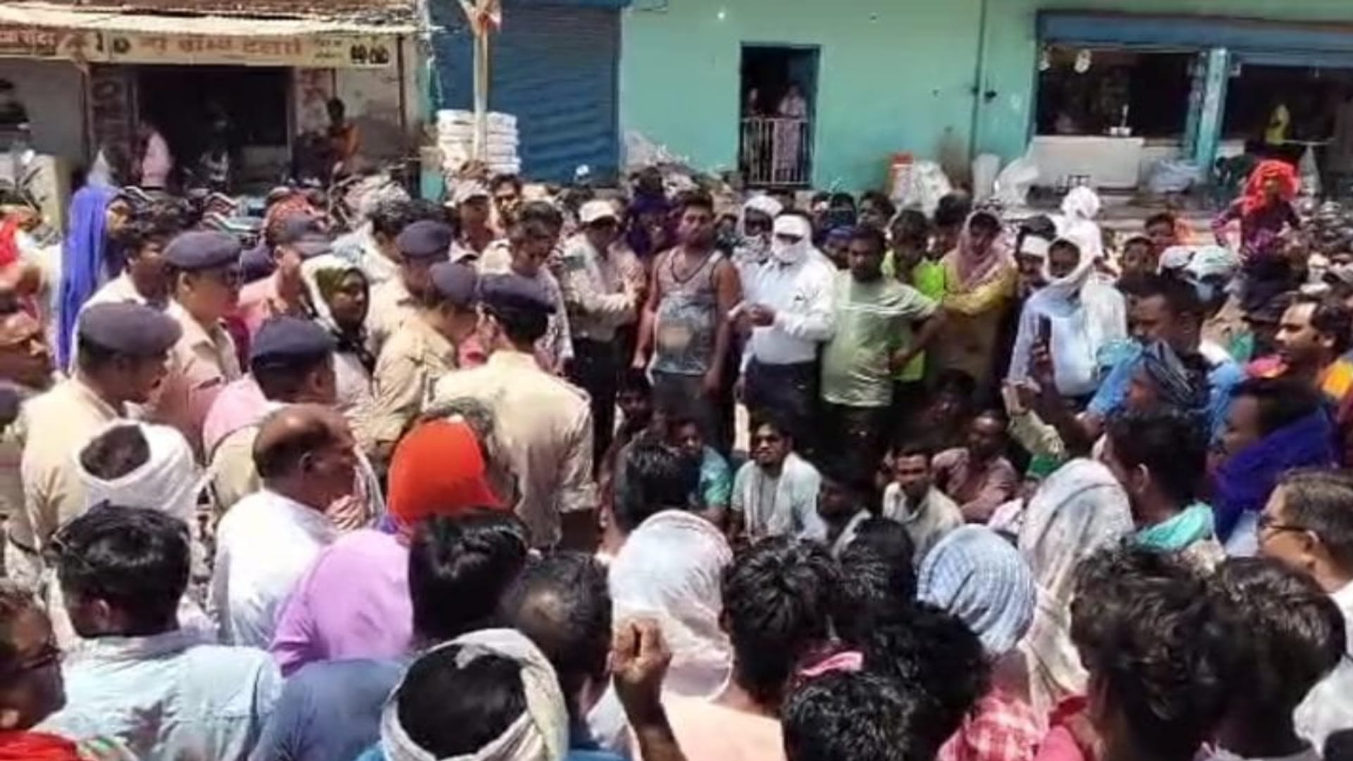 सड़क पर जाम लगाए लोगों को समझाती पुलिस।