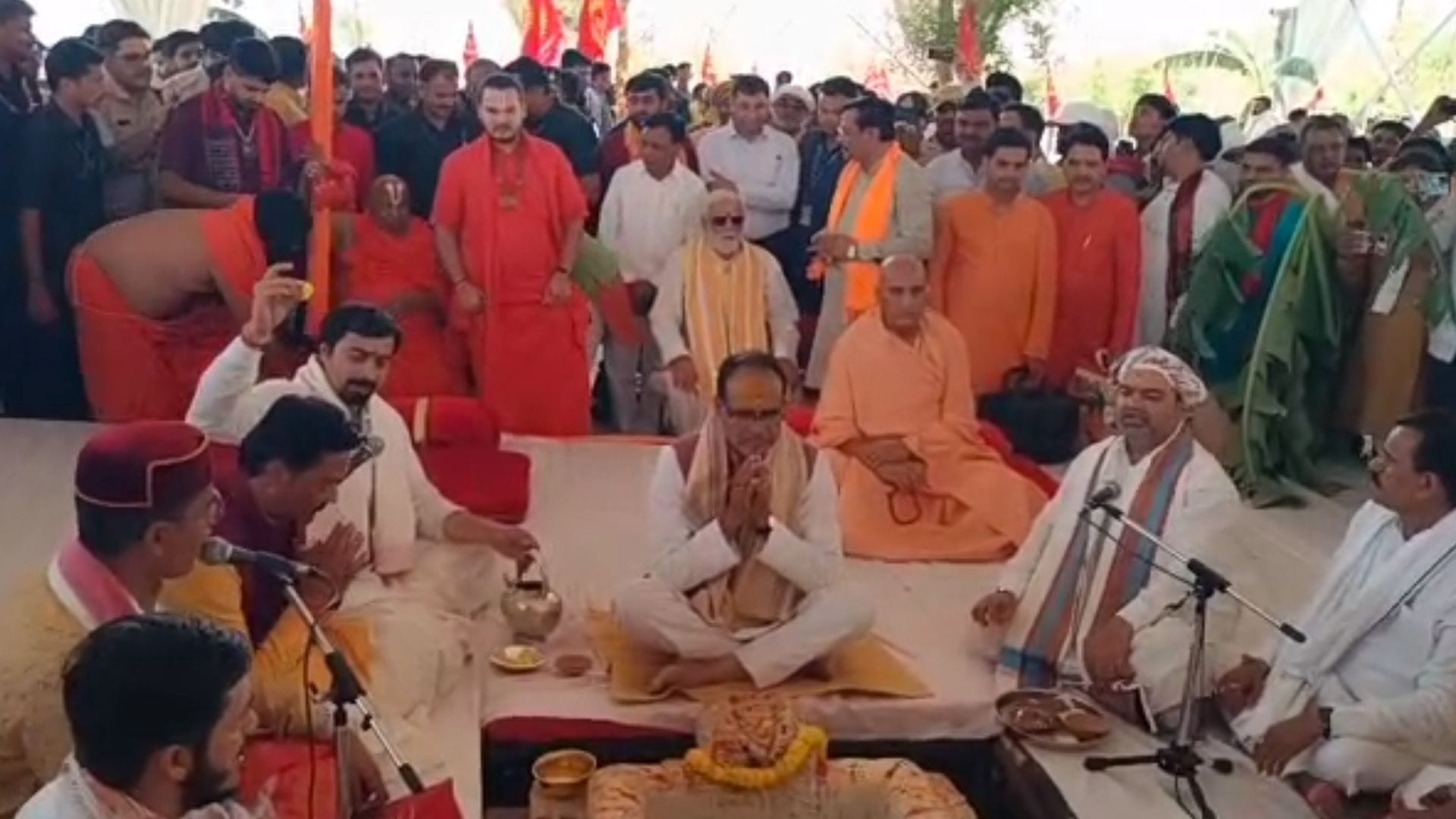 MP News: Bhoomipujan of Harihar Tirth, built at a cost of crores, CM Shivraj sang Ram Bhajan from the stage