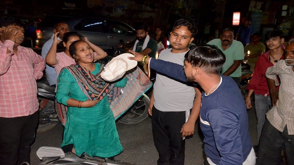 girl beat the young man with slippers