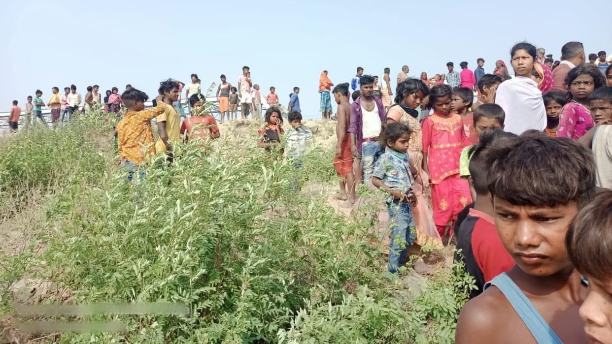 Tempo overturned from dilapidated retired railway bridge in Khagaria; Youth died on the spot