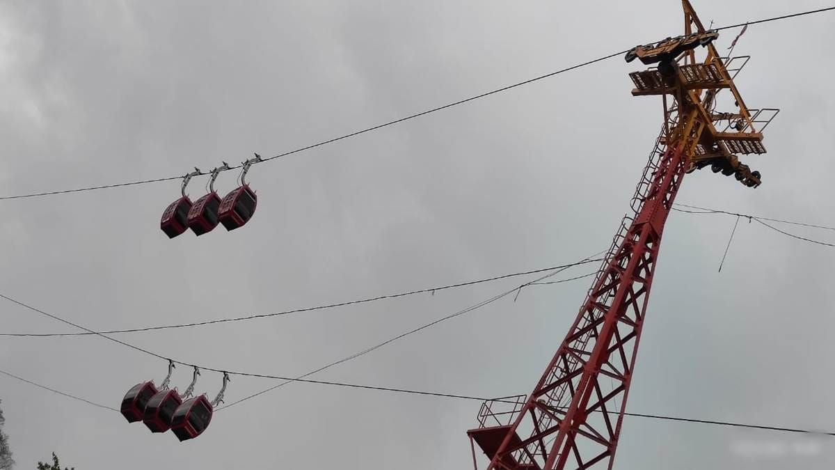 Cable of ropeway of Mata Tekri of Dewas descended from Girri, trolleys were empty