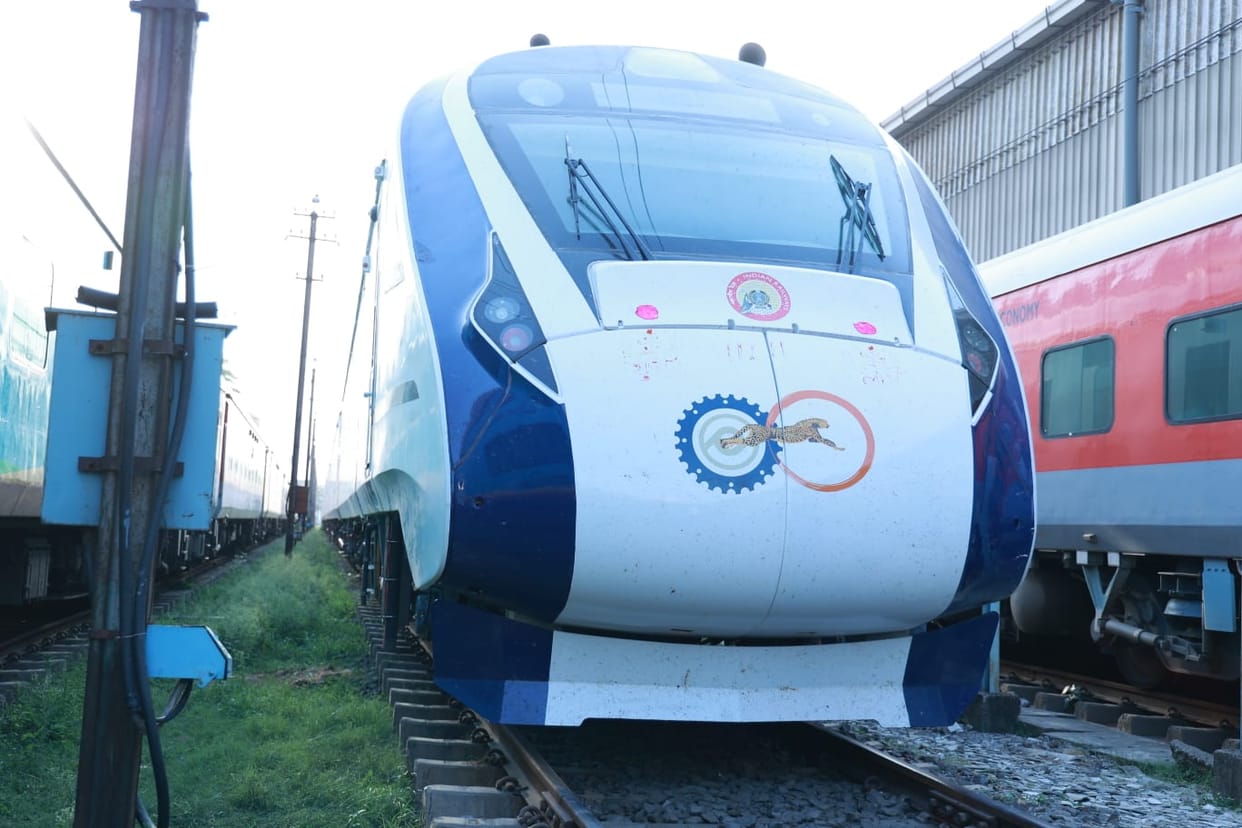 know the fare of vande bharat train lucknow to gorakhpur