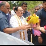 जगत प्रकाश नड्डा का स्वागत करते कार्यकर्ता।