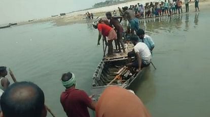 A child mauled to death by a crocodile in river Ganga in Vaishali; Angry people beat crocodile to death