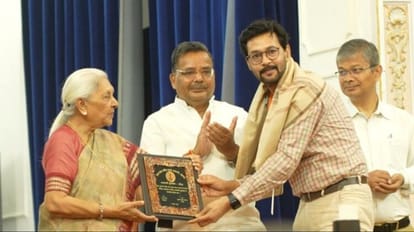 Dr. Bajrishwer Singh honored with Theater Upgradation Award in Lucknow