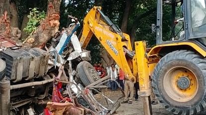 Truck collided with a roadside tree, two killed and five injured, the dead have not been identified