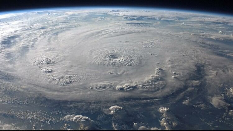 Tej Cyclone: आज दोपहर तक गंभीर चक्रवाती तूफान में बदल जाएगा ‘तेज’, भारतीय मौसम विज्ञान विभाग ने दी ये जानकारी