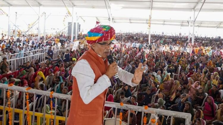 MP: शिवराज का चुनावी दांव, राज्य सरकार भी देगी किसानों को 6,000 रुपये, सम्मान निधि में मिलेंगे अब 12 हजार Shivraj's big announcement, the state govt will also give 6,000 rupees to farmers, now 12000 will be paid