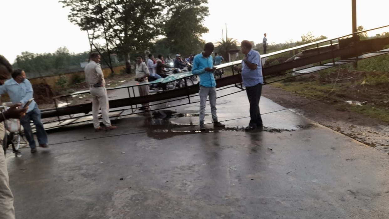 Chhattisgarh Weather: Tree-hoardings fell due to rain with strong winds in Jagdalpur