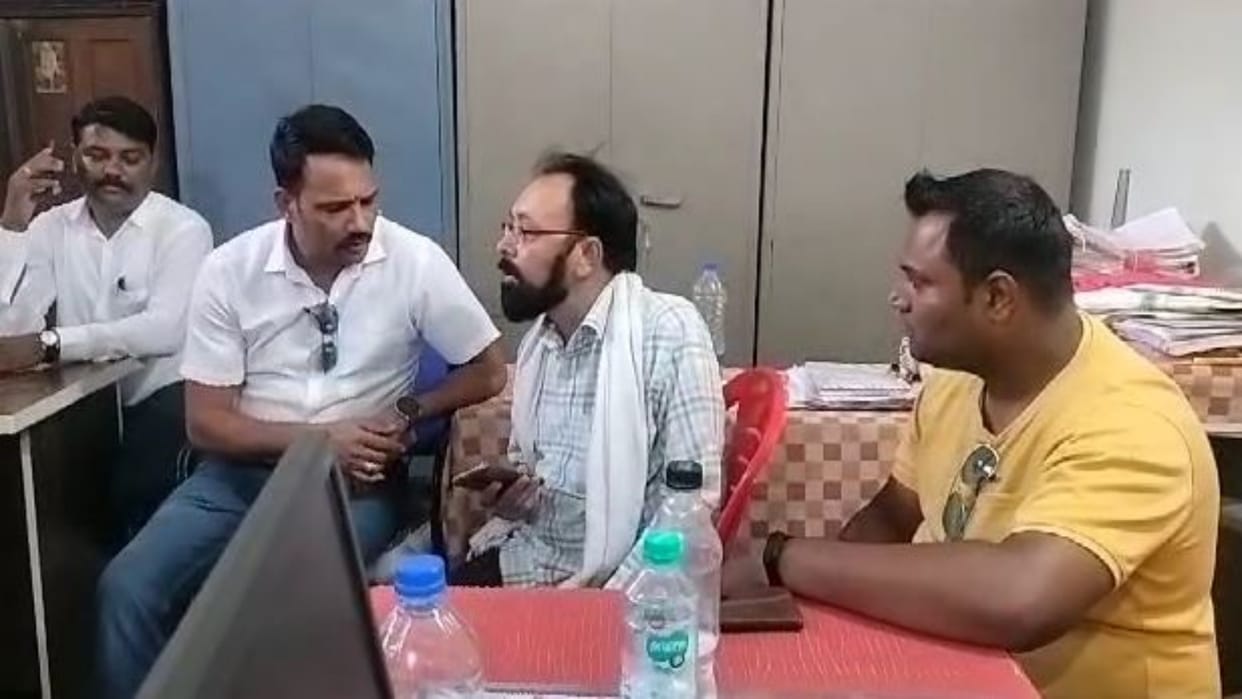 Chhindwara Crime Patwari arrested for taking bribe of five thousand rupees in the name of land distribution