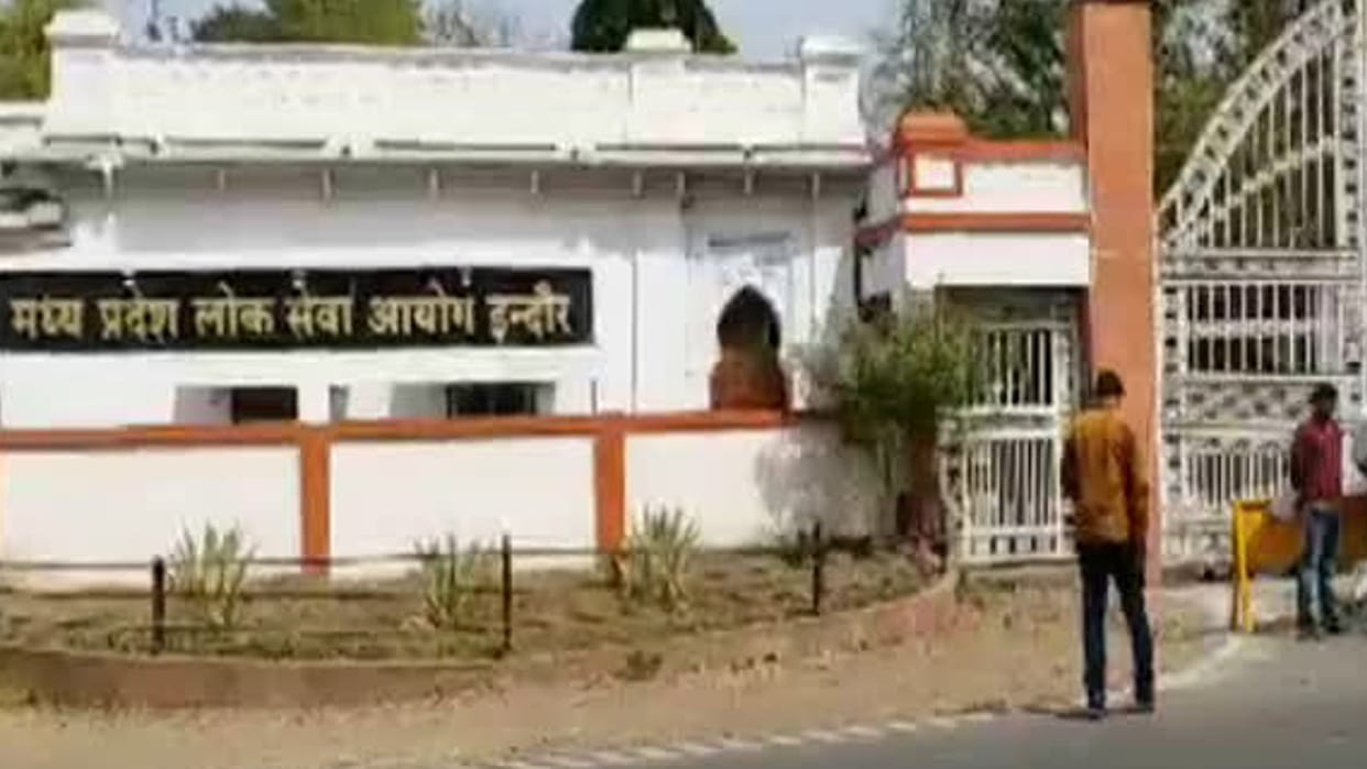 PSC removed the question related to Quit India movement from the answer sheet, the candidate is preparing to g