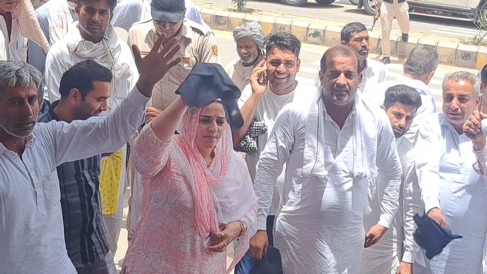 Sarpanches showed black flags to power minister convoy in Sirsa, assured of talks with CM