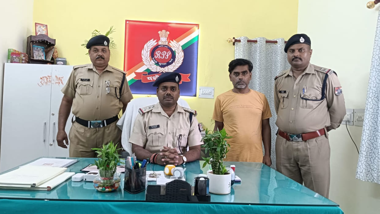 Hardoi: Tied his hands and feet with a rope and made him sit between the railway tracks, accused father arrest