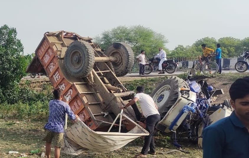 Auraiya Accident , Truck collided with tractor, one killed and two injured, body sent for postmortem