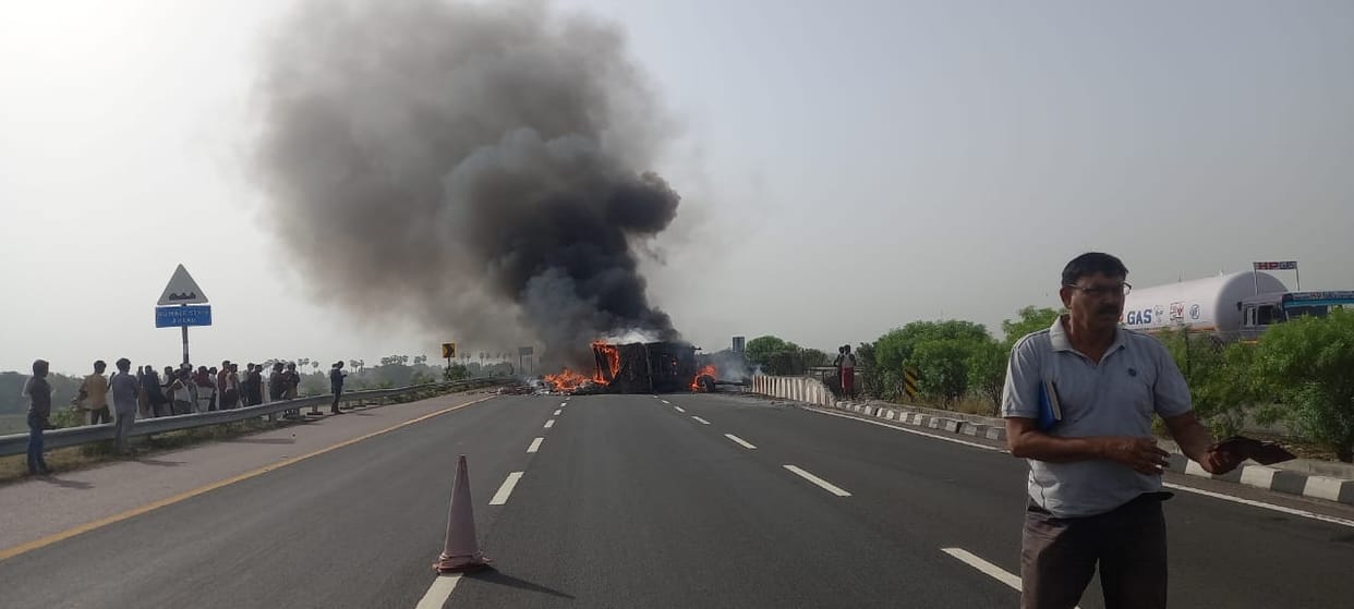 Accident on the Agra Lucknow Expressway, a truck full of refined oil overturned, a huge fire broke out