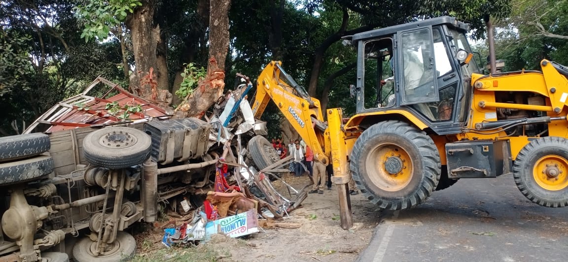 Truck collided with a roadside tree, two killed and five injured, the dead have not been identified