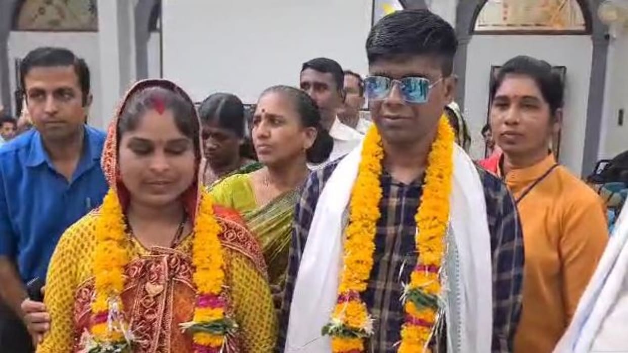 MP News bride and groom reached collectorate after getting married pleaded for help in khandwa