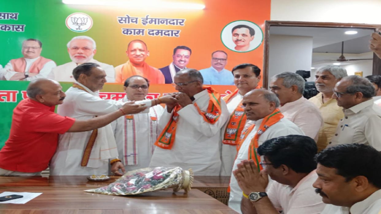 Meerut: SP district president Jaiveer Singh has joined the BJP party