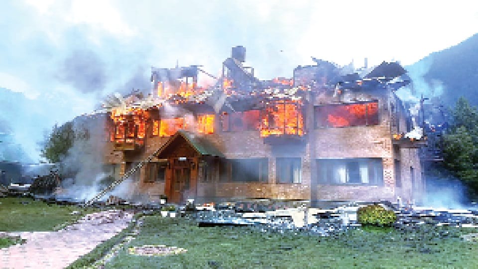 Sudden massive fire in Pahalgam hotel; Dehradun resident tourist dies, another missing