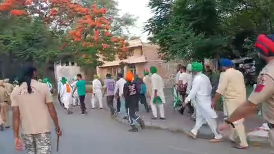 Farmers protesting in front of Powercom head office in Patiala chased away by police
